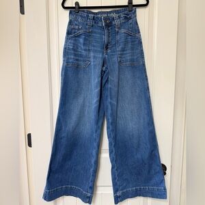 AMERICAN EAGLE Super High Rise Ultra Wide Leg jeans. Size 00
